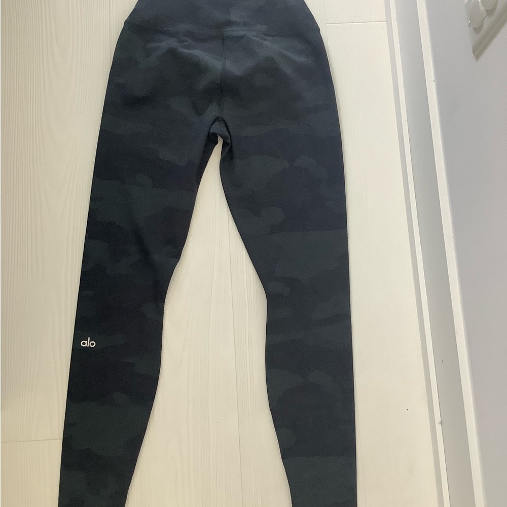 ALO Yoga Dark Camo Leggings